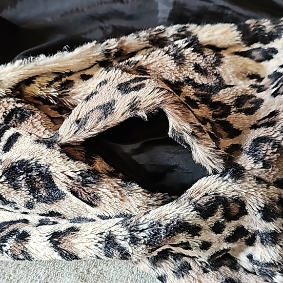 STUNNING JM COLLECTION FAKE LEOPARD PRINT FUR COAT - Picture 13 of 14